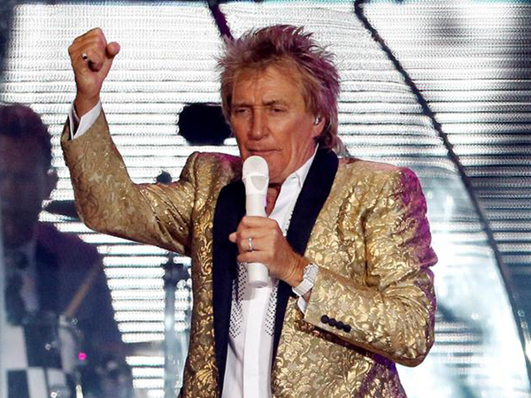 Rod Stewart appears to do Nazi salute, hit guard in surveillance footage from NYE altercation