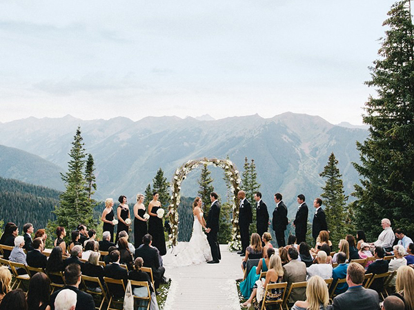 7,500 brides, grooms left without wedding venues after national chain closes; event operators offer support