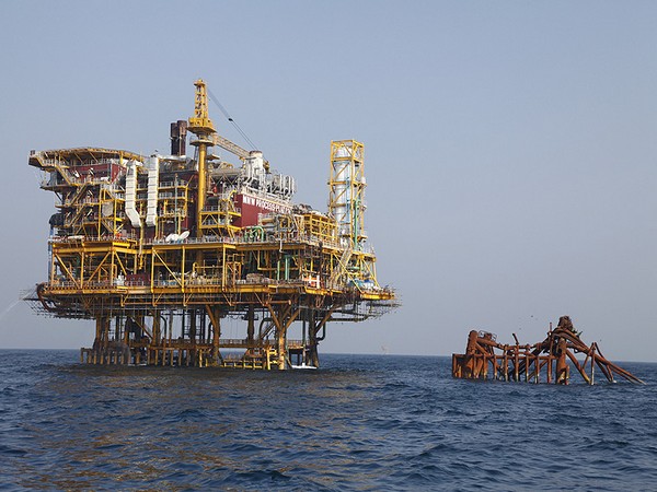 U.S. crude supplies down, other petroleum data mixed