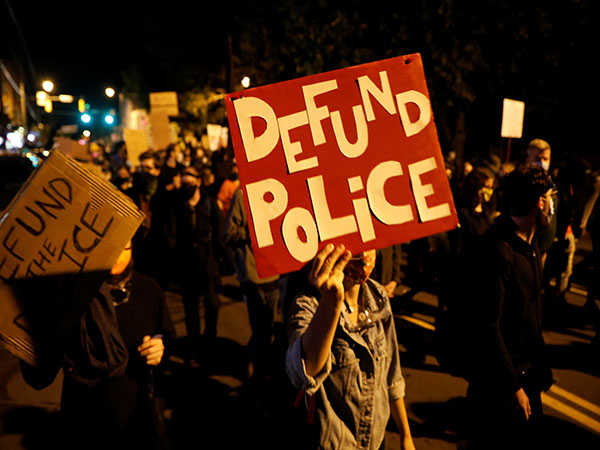Democrats Must Ditch 'Defund Police' Agenda or Face Defeat in 2022 Mid-terms, Says Pollster
