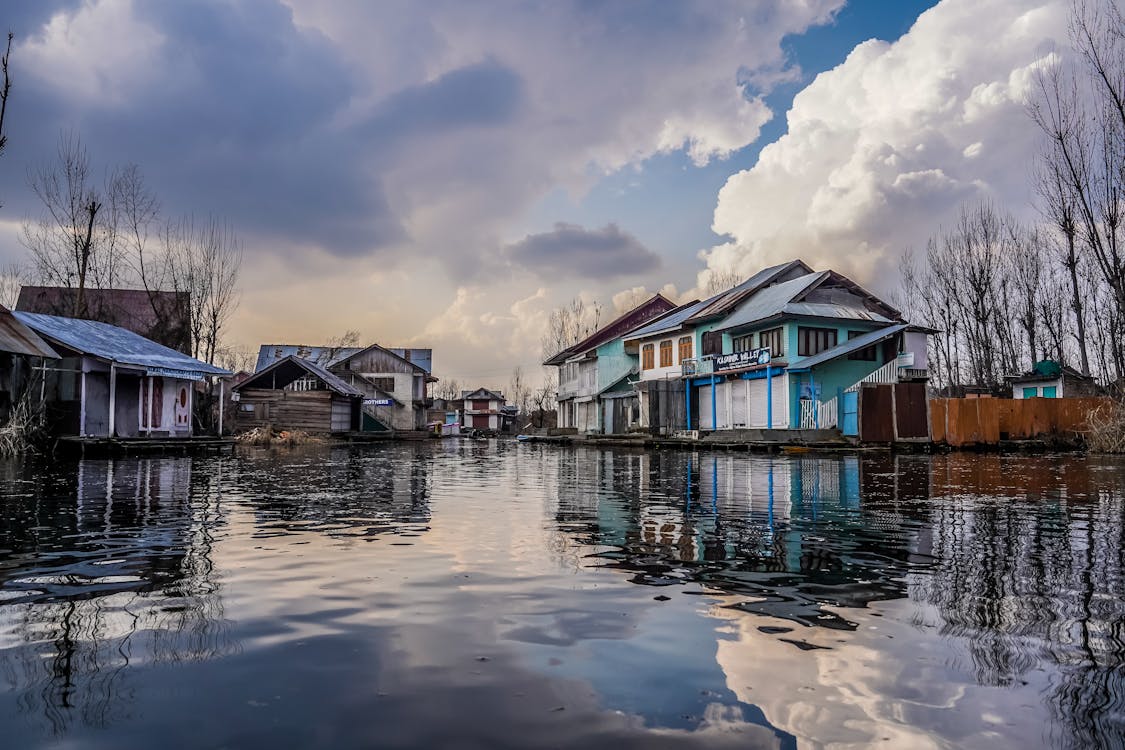 Russians flee 'very unusual' floods in boats