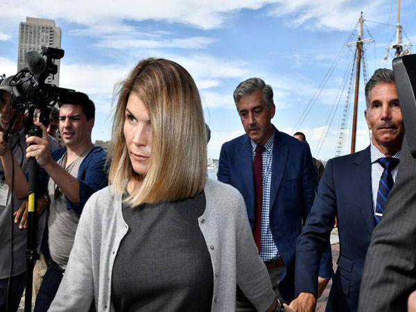 Lori Loughlin reached out to Felicity Huffman before sentence began: report