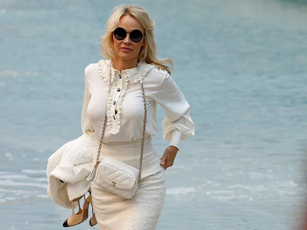 Pamela Anderson secretly marries movie mogul Jon Peters in Malibu ceremony