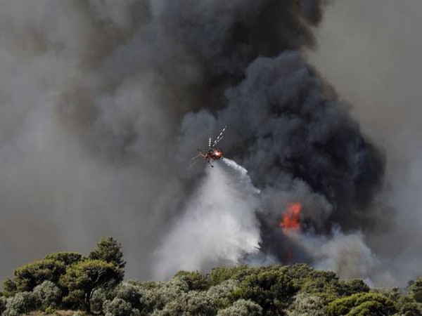 Rhodes wildfire forces thousands of evacuations