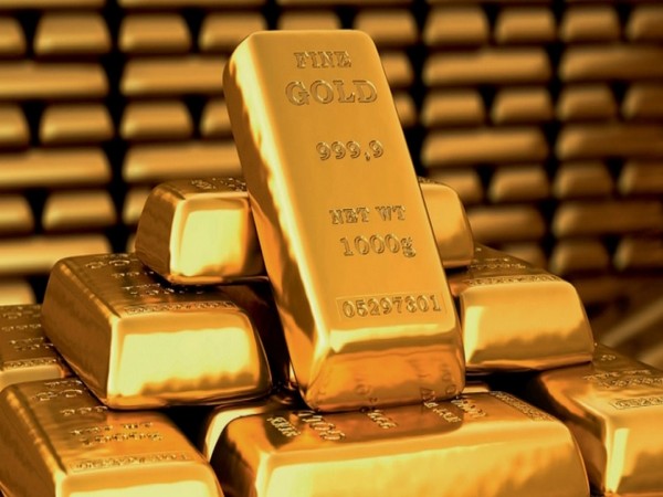 Gold falls as U.S. dollar strengthens