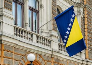 Bosnia envoy cancels Serb laws defying peace deal