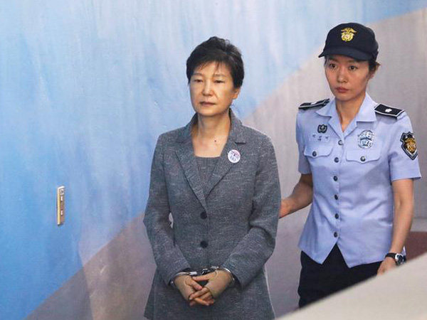 Ex-President Park arrives home after hospital discharge