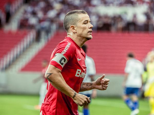 Argentine midfielder D'Alessandro secures Nacional move