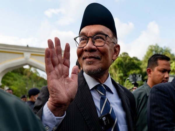 Malaysian PM visits Laos to boost ties