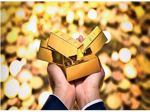 Gold falls on higher U.S. treasury yields