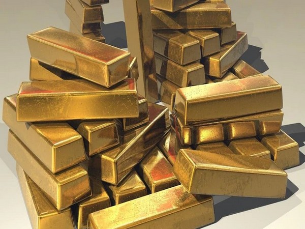Gold falls as U.S. Treasury yields rise