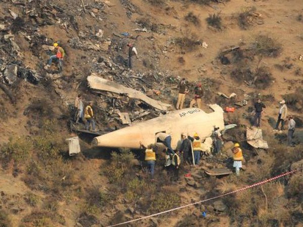 Plane crashes on Philippine volcano, search underway for survivors
