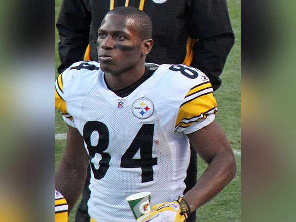 Antonio Brown slams his own father after receiving criticism over handling NFL's pressure