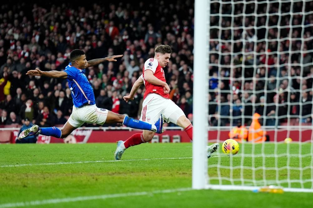 Arsenal win with ease as Man United and Carrick prevail again