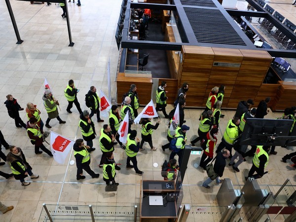 European farmers stage new protests over heavy EU regulations, cheap imports