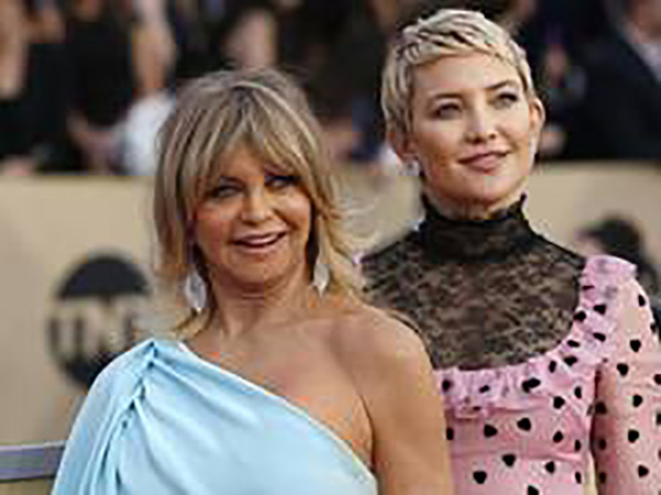 Goldie Hawn dances to 'Hey Ya!' as she cleans dishes with family in fun video
