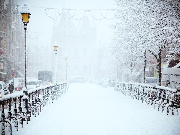 'Sprawling' winter storm slams upper Midwest and Plains, canceling hundreds of flights as it heads East