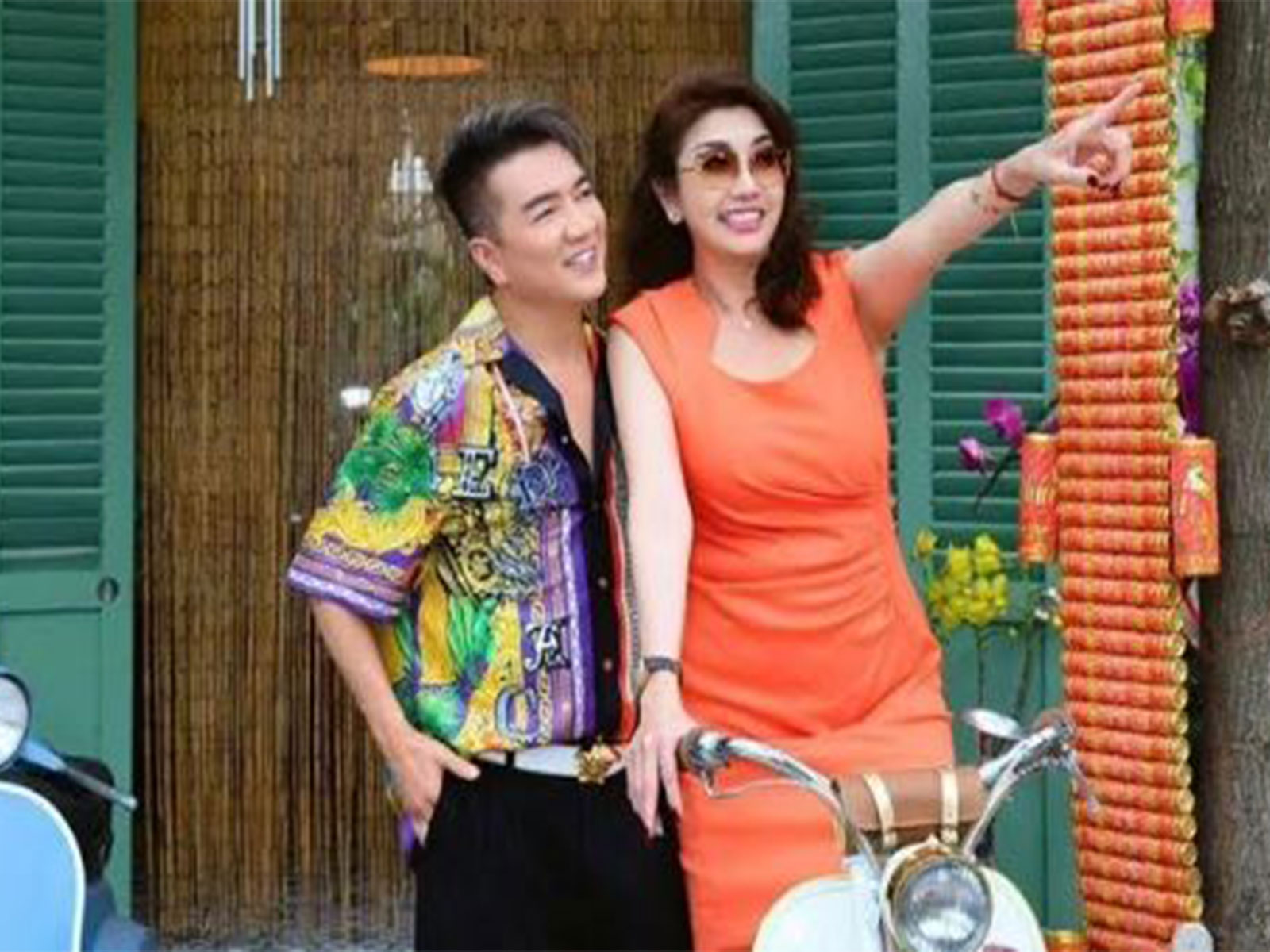 Dam Vinh Hung idolizes Ly Thu Thao, waiting over 37 years to take a photo with her