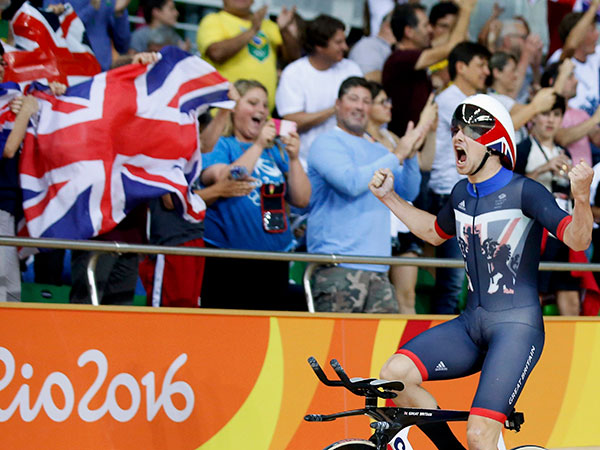 Olympic cyclist rescues lost dog with headphones as a makeshift leash