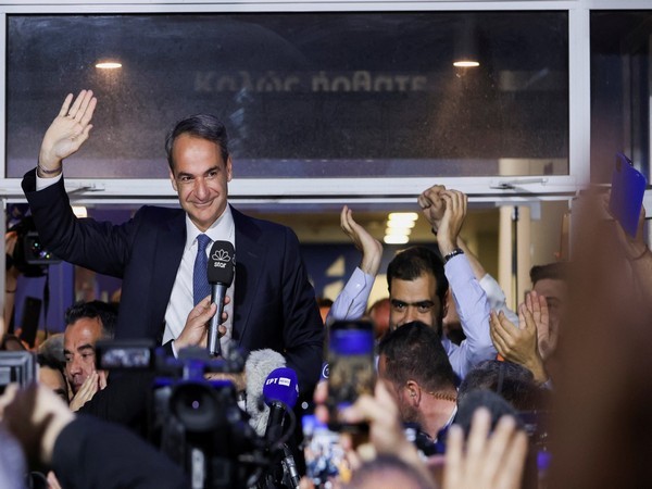 Re-elected Greek PM Mitsotakis sworn in