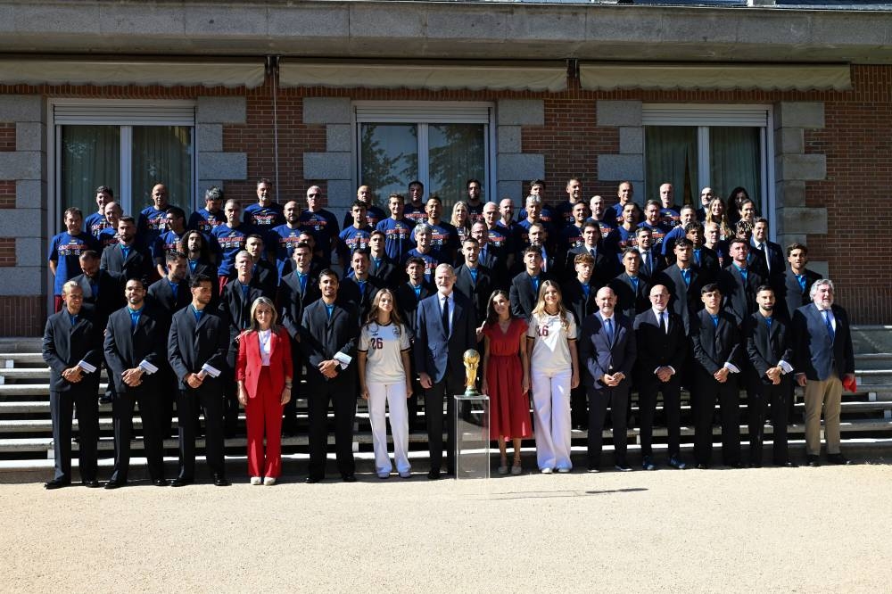 Triumphant team gets royal reception ahead of victory parade