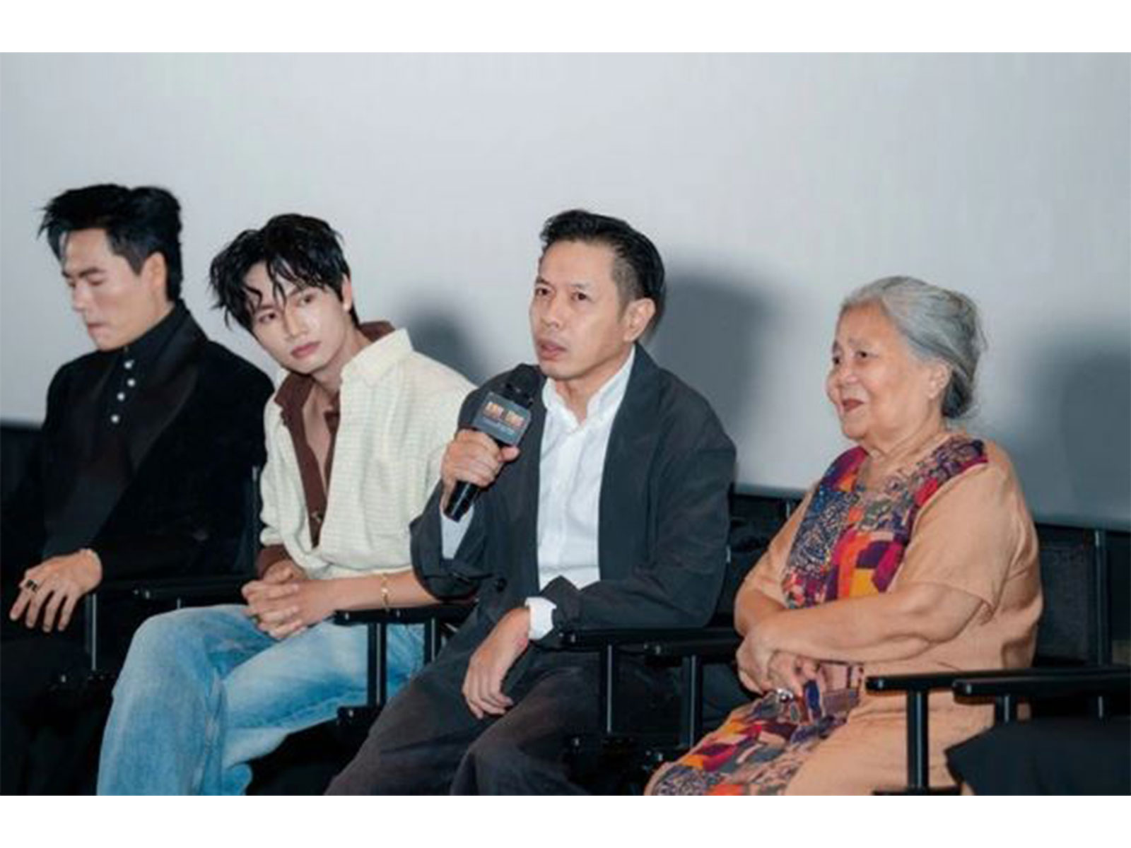 Life of actor Thai Hoa at age 52