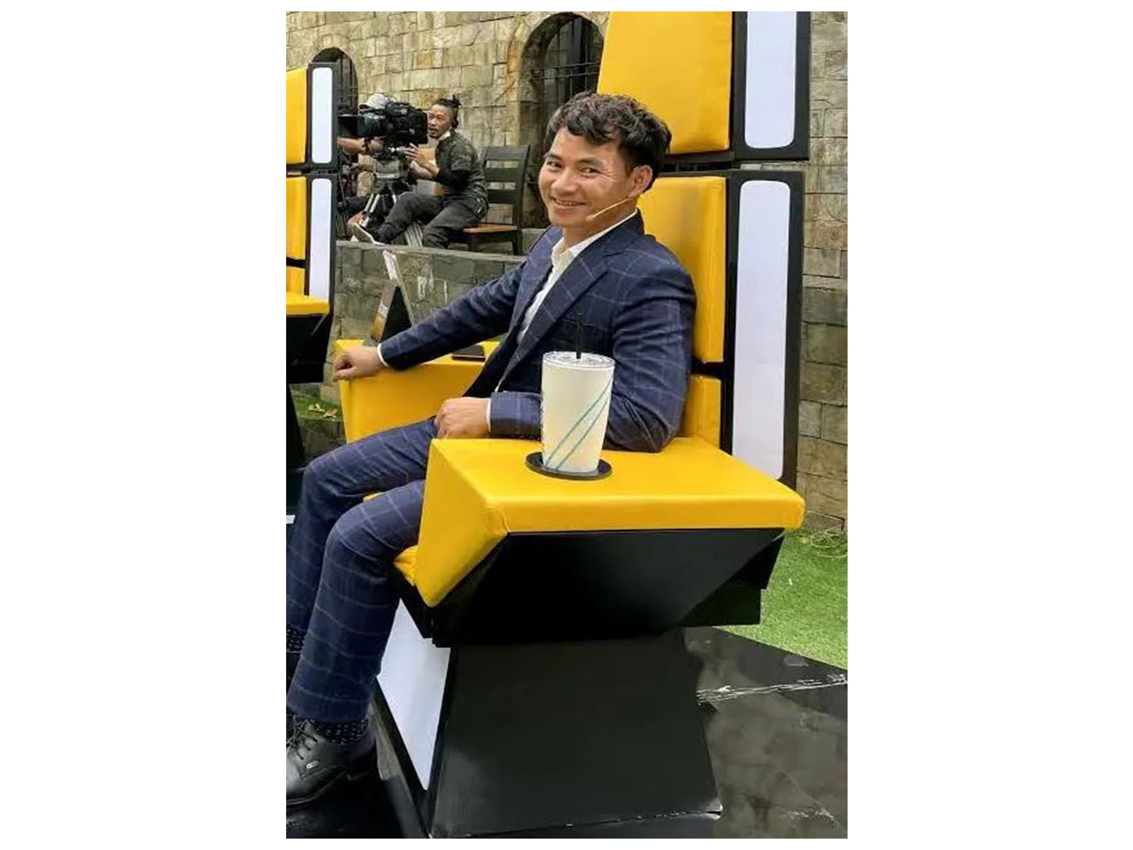 Touching moment as People's Artist Xuan Bac visits People's Artist Cong Ly on New Year's Day.