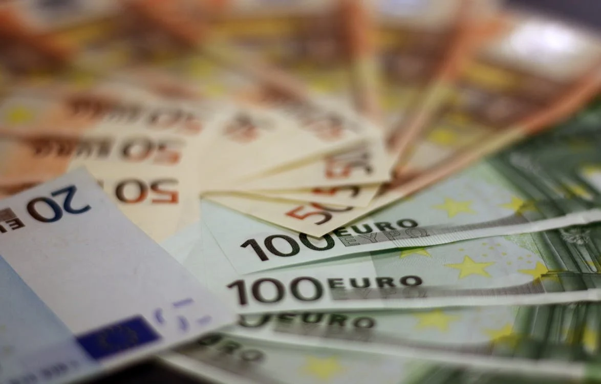 Euro falls to historic low against Albanian lek
