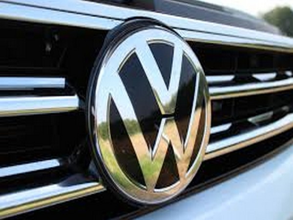 143,000 VW SUVs recalled in US over faulty airbags