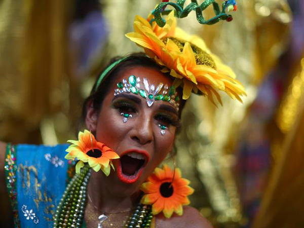 Carnival begins in Rio, but tourists will face contaminated water