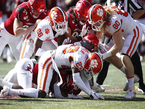 Clemson's Dabo Swinney makes player ride bus back home after ejection from Louisville game