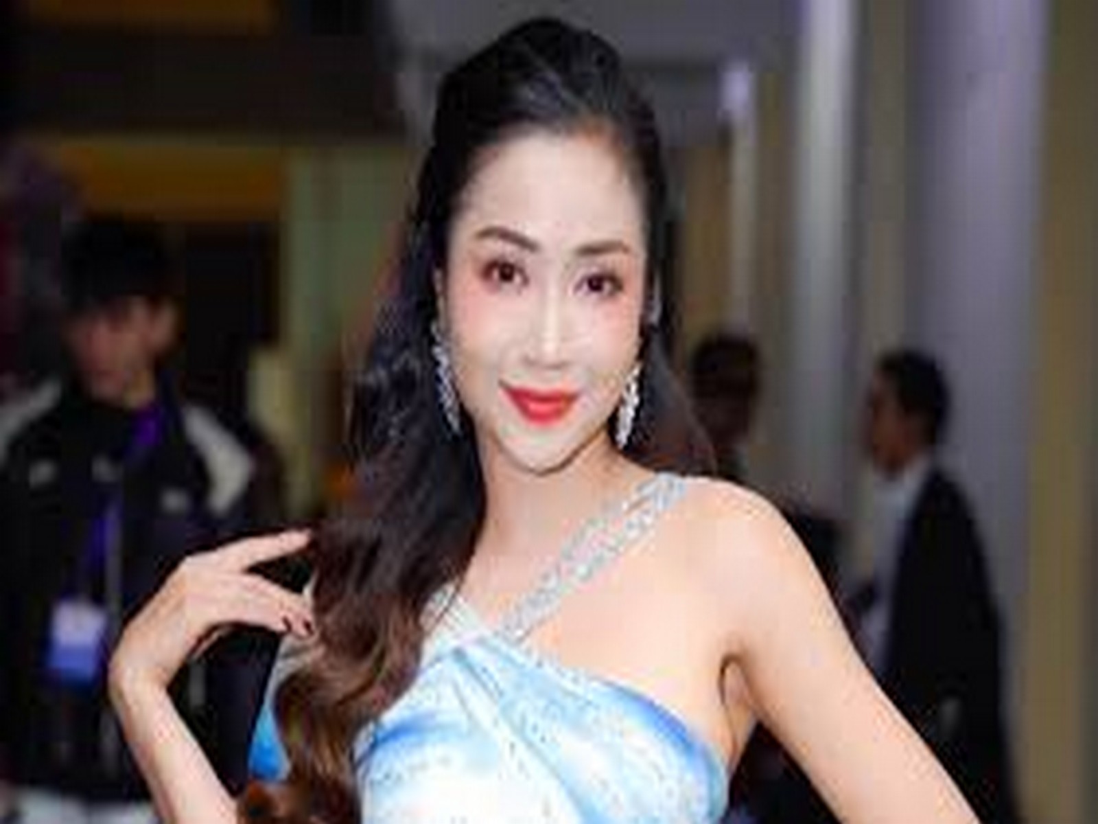 Oc Thanh Van burst into tears during the reality show