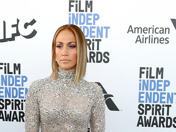 Jennifer Lopez stuns in revealing bikini pic