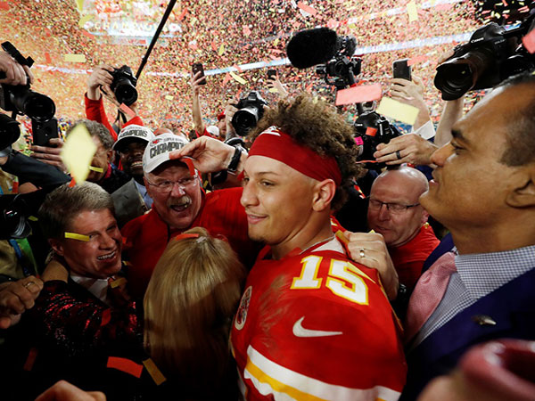 Patrick Mahomes, Chiefs get Super Bowl rings -- then QB proposes to longtime girlfriend
