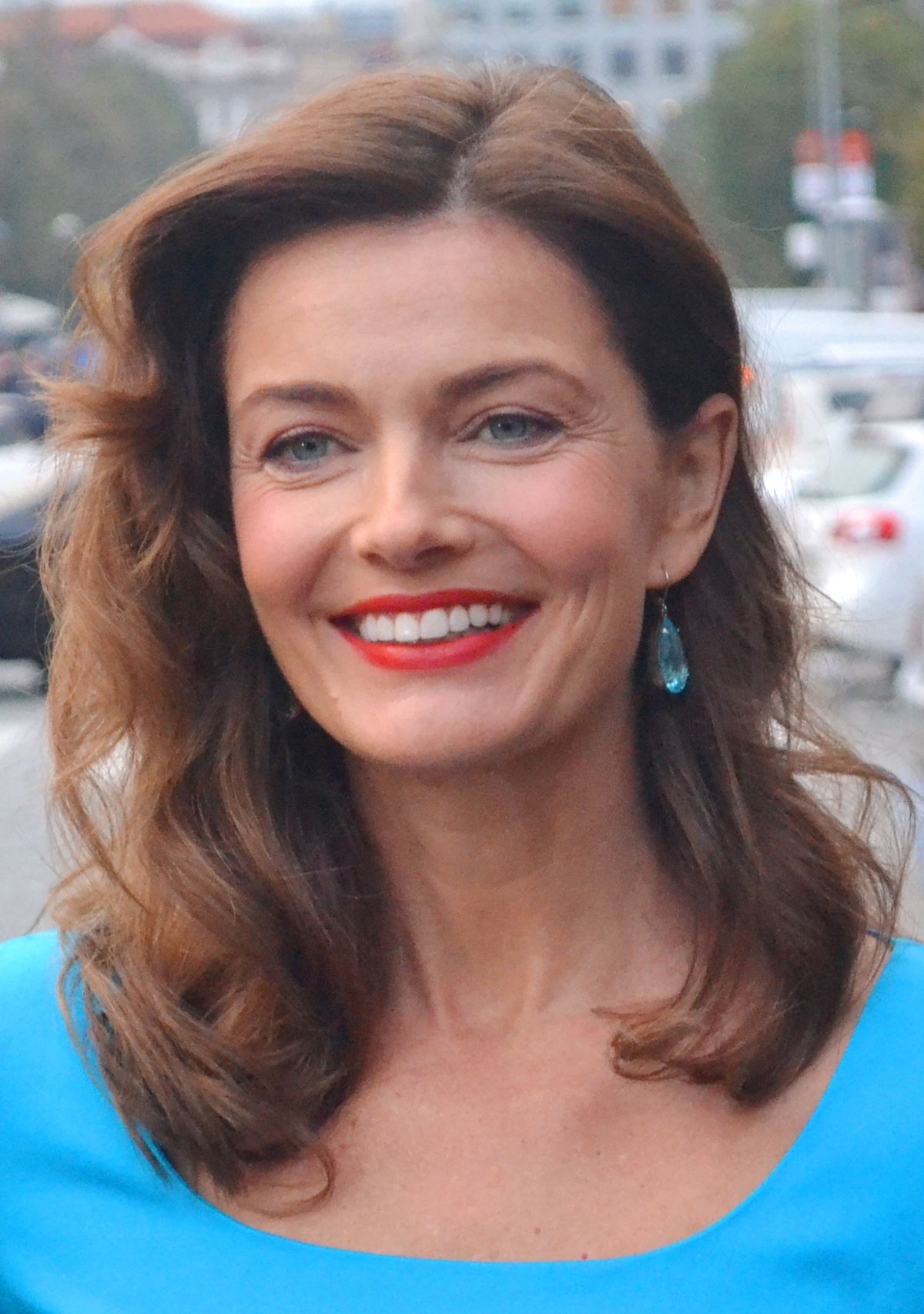 Paulina Porizkova posts makeup-free, topless pic while enjoying book