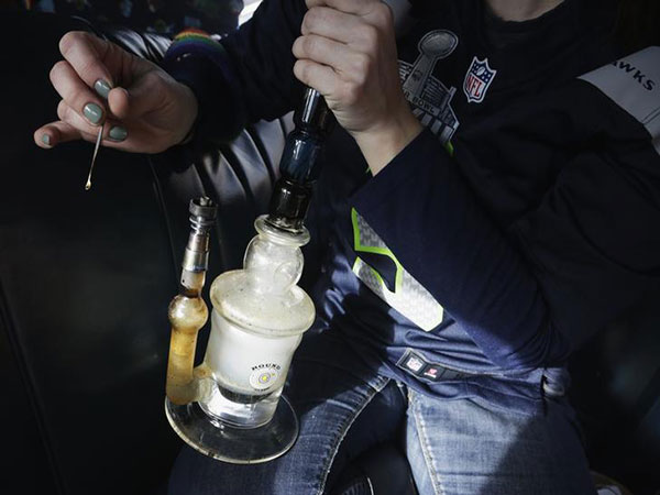 Pot smoking gains on booze as teens' favorite vice