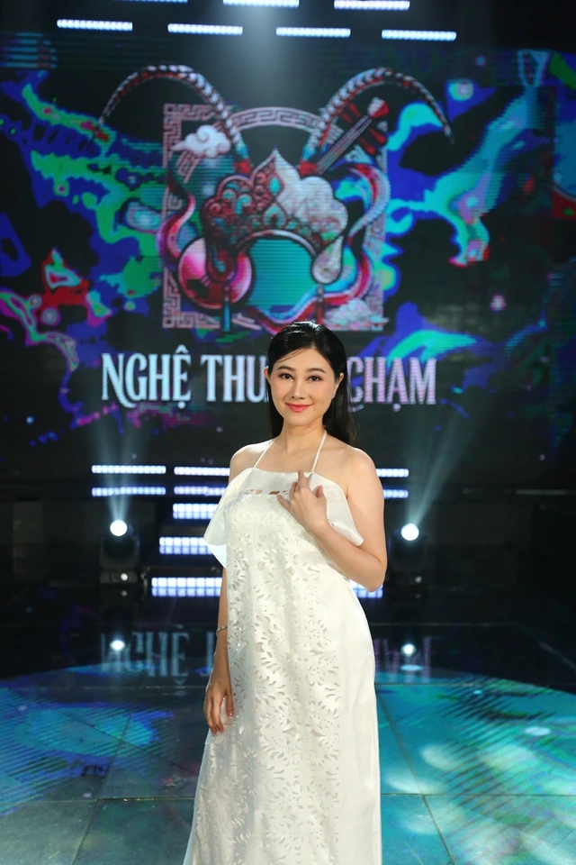 People's Artist Quế Trân does something 'different' with Vo Hạ Trâm