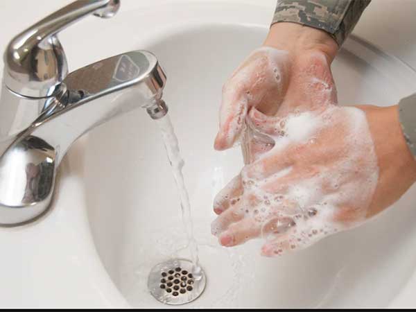Americans Suffering From Bleeding Hands Over Constant Handwashing Amid Pandemic - Survey