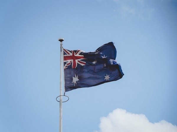 Winds, terrain could merge national park bushfires