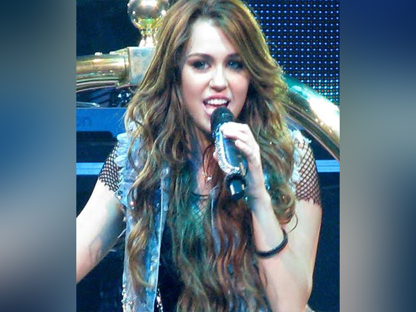 Miley Cyrus, Cody Simpson dine with singer's mom, Tish Cyrus