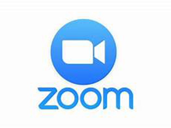 Mom accidentally walks by daughter's Zoom call naked, recalls story in hilarious Facebook video: 'Humiliating'