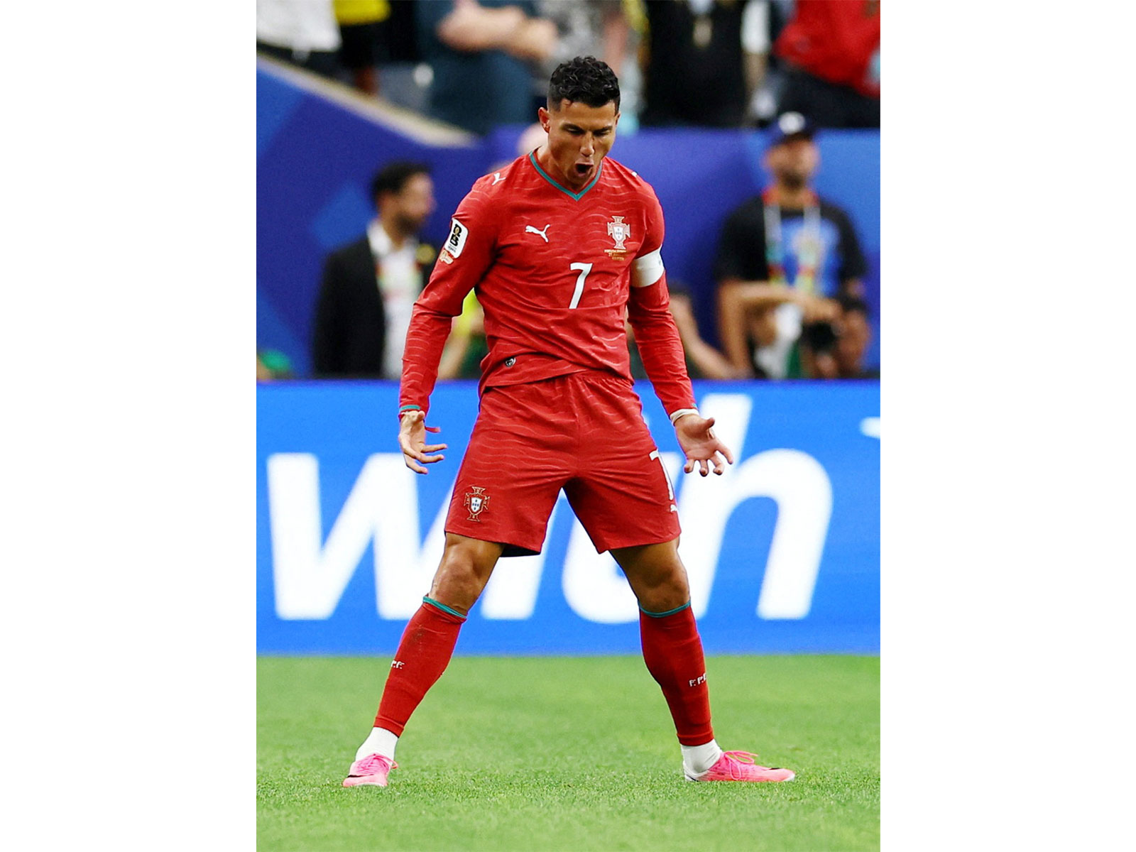 Spain beat Austria to reach World Cup Round of 16
