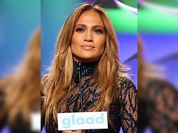 Jennifer Lopez shares makeup-free selfie, stuns fans: 'Just beautiful'
