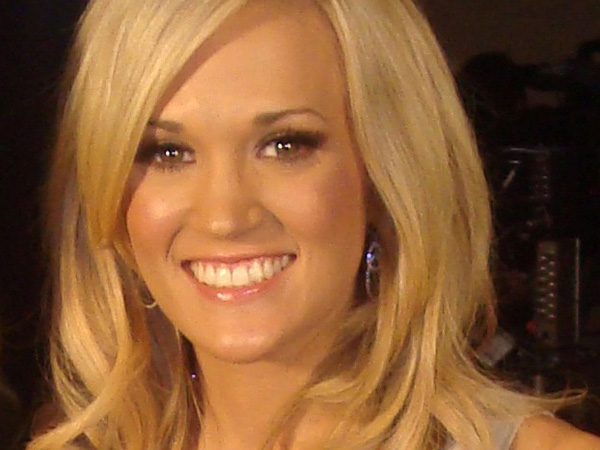 Carrie Underwood shows off toned abs in sunny bikini pic: 'Is it summer yet?'