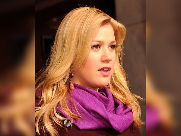 Kelly Clarkson appears publicly for first time since divorce news