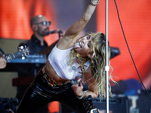 Miley Cyrus spotted 'basically having sex' with Kaitlynn Carter at club: report