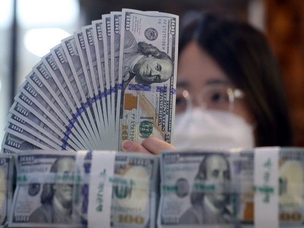 Won-dollar exchange rate hits record high in 13 years and 6 months