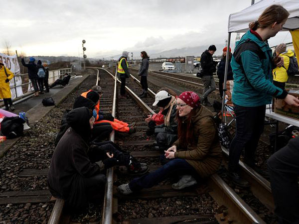 Via Rail cancels most trains nationwide, CN closes Eastern Canadian network as Indigenous protests continue
