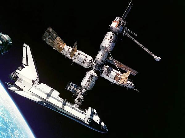 Cosmonauts see no reason to worry about ISS air leak