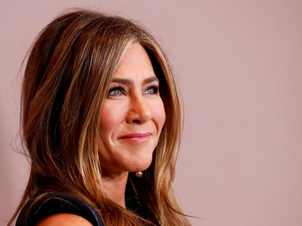 Jennifer Aniston gives nod to Julia Roberts in 'Notting Hill' with a pantsless Instagram picture: 'I'm just a girl'